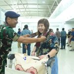 Pergantian Tahun Baru 2025, Dansatgaspam Lepas Sambut Penumpang Terakhir dan Pertama di Bandara Juanda