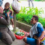 Senyum Polwan Ops Damai Cartenz Membawa Berkah Bagi Mama-Mama Papua di Pasar Lama Oksibil