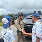 Anak-anak Pegunungan Bintang Sambut Hangat Patroli Dialogis Personel Polri