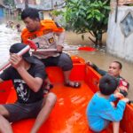 TNI-Polri Bantu Evakuasi Korban Banjir 1,5 Meter yang Mau Cuci Darah