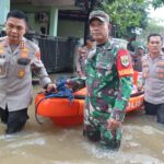 *Polri salurkan bantuan dan evakuasi warga terdampak banjir di Bekasi dan Depok*