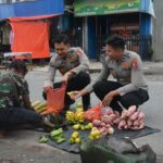 Personel Satgas Humas Damai Cartenz 2025 Dukung Pedagang Lokal di Timika Melalui Pendekatan Humanis