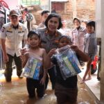 Polwan Bantu Warga Terdampak Banjir di Kebon Jeruk, Bagikan Sembako dan Layanan Kesehatan
