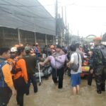 Brimob Sebar Ratusan Anggota ke Titik Banjir Jabodetabek, Evakuasi Anak-Lansia