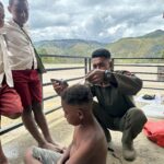 Lewat Cukur Gratis, Satgas Damai Cartenz Jalin Kedekatan dengan Anak-anak di Lanny Jaya