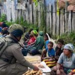 Satgas Ops Damai Cartenz-2025 Perkuat Hubungan Dengan Masyarakat, Sapa Mama-Mama Penjual Lokal di Intan Jaya
