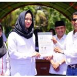 PT. Incasi Raya Group Serahkan CSR untuk Korban Banjir pada Bupati Dharmasraya