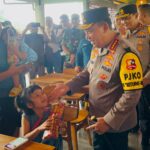 Tinjau Rest Area KM 456, Kapolri Instruksikan Jajaran Maksimal Beri Pelayanan dan Atur Lalin Arus Balik  JATENG – Kapolri Jenderal Listyo Sigit Prabowo meninjau rest area KM 456 Tol Semarang-Solo, Jawa Tengah dalam rangka persiapan arus balik libur lebaran 2025, Sabtu (5/4/2025). Dalam tinjauan ini, Sigit mengaku cukup puas dengan fasilitas yang ada di rest area.  Menurutnya, rest area ini nenjadi salah satu rest area favorit masyarakat yang mudik maupun balik, serta ke tujuan kota-kota yang ada di Jawa Tengah.  “Tentunya kita melihat pelayanan yang ada di rest area cukup lengkap fasilitasnya mulai dari parkir, tempat istirahat dimana di dalamnya ada fasilitas-fasilitas yang melengkapi antara lain ada kursi pijat, tempat tidur, pemeriksaan kesehatan juga ada, kemudian tenant-tenant melayani masyarakat yang memerlukan makan, minum dan toilet juga ada,” kata Sigit.  Selain mengecek kesiapan rest area, mantan Kabareskrim Polri ini juga mengecek pengelolaan rekayasa lalu lintas khususnya di perjalanan arus mudik dan persiapan arus balik.  Ia pun mendapatkan laporkan pada periode arus mudik sudah 2 kali dilaksanakan one way lokal. Sedangkan pada arus balik saat ini dilaksanakan satu kali one way lokal. Untuk data sementara, saat ini tercatat kurang lebih 40 persen masyarakat sudah melaksanakan kegiatan arus balik dengan proyeksi 2,1 atau 2,2 juta masyarakat yang melaksanakan mudik.  “Ada peningkatan di arus mudik kemarin yang tentunya harus diantisipasi karena arus balik ini waktunya lebih pendek dibanding arus mudik,” ujarnya.  Ia pun menginstruksikan jajarannya untuk selalu siaga di lapangan mengatur lalu lintas dengan baik, serta memberikan pelayanan baik di jalur tol maupun arteri.  “Saya minta jajaran untuk betul-betul stand by ada di lapangan mengatur dengan baik dan memberikan pelayanan baik di jalur tol maupun di arteri karena memang ini membutuhkan rekayasa yang tentunya terus dinamis,” ujarnya.  Sigit pun menyampaikan pihaknya berencana akan melaksanakan rekayasa lalu lintas one way nasional pada Minggu besok, 6 April 2025 yang diprediksi menjadi puncak arus balik.  “Besok kita rencananya akan melaksanakan one way nasional sambil mengikuti traffic counting sebagai acuan kita melaksanakan kebijakan one way lokal maupun nasional,” ucapnya.  Dalam kesempatan ini, Sigit pun menyampaikan pesan ke masyarakat yang akan melakukan perjalanan arus balik untuk tetap berhati-hati. Hal ini dilakukan untuk menekan angka kecelakaan lalu lintas.  Polri, kata Sigit, akan berusaha memberikan pelayanan maksimal agar masyarakat nyaman saat arus balik dan kepadatan bisa terurai dengan rekayasa lalu lintas yang dilakukan.  “Apalagi masyarakat yang balik sudah melaksanakan aktivitas mudik, ketemu keluarga besar dan rencana kembali kita pesan pada saat mengalami kecapean kita sarankan istirahat di rest area terdekat dan jangan dipaksakan. Kita tetap akan menyiapkan berbagai pelayanan dan rekayasa baik di arteri dan tol sehingga harapan kita puncak arus balik bisa terurai,” katanya.