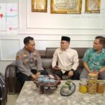 KEPSEK SMK NEGERI 9 PADANG BAPAK SYAMSUL MARDAN S.Pd.M.M. MENYAMBUT KEDATANGAN BAPAK KAPOLRESTA PADANG.AKBP.APRI WIBOWO S.I.K.M.H.