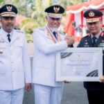 Irjen Pol. Gatot Tri Suryanta Diganjar Penghargaan saat Peringatan HUT ke-80 Kemerdekaan RI di Sumbar