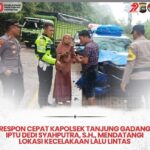 Respon Cepat Kapolsek Tanjung Gadang IPTU Dedi Syahputra, S.H. Datangi Lokasi Kecelakaan Lalu Lintas di Tengah Hujan Deras