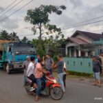 Warga Talu Blokir Truk Bermuatan Berat, Jalan Polongan Enam Terancam Putus