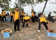 Personel Polda Sumbar Gelar Aksi Bersih-bersih di Pantai Muaro Padang