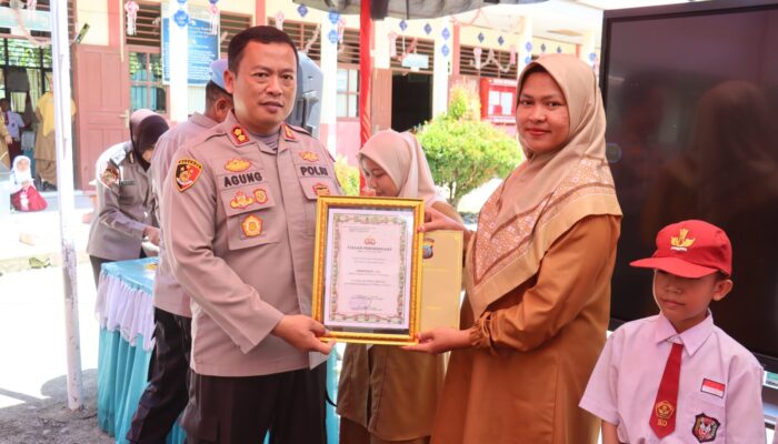 Peringati Hardiknas 2026, Kapolres Pasaman Barat Gelar Penanaman Pohon di Lingkungan SD Negeri 16 Pasaman