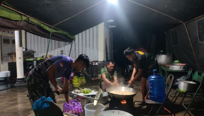 TNI Hadir untuk Rakyat Melalui Dapur Lapangan Bekangdam XX/TIB di Lokasi Pembangunan Jembatan Bailey Palembayan
