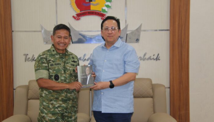 KASDAM XX/TUANKU IMAM BONJOL TERIMA KUNJUNGAN SILATURAHMI ANGGOTA DPD RI H. IRMAN GUSMAN, S.E., M.B.A., DI MAKODAM