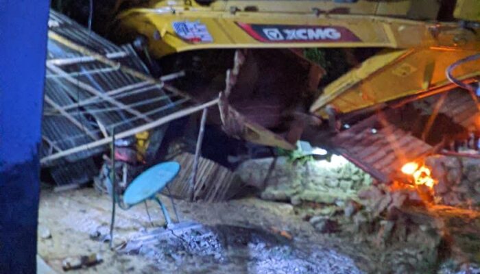 Galugua Gempar! Truk Tarado Angkut Excavator Jatuh Timpa Rumah Warga, Diduga Menuju Lokasi Tambang Emas Ilegal