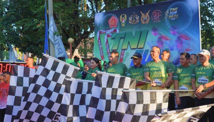 Pangdam XX/TIB Didampingi Ketua Persit KCK Daerah XX/TIB, Semarakkan HUT ke-81 TNI Bersama Rakyat
